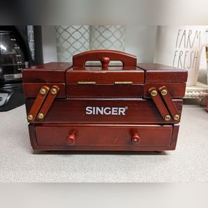 Small Singer sewing box ~ Vintage ~